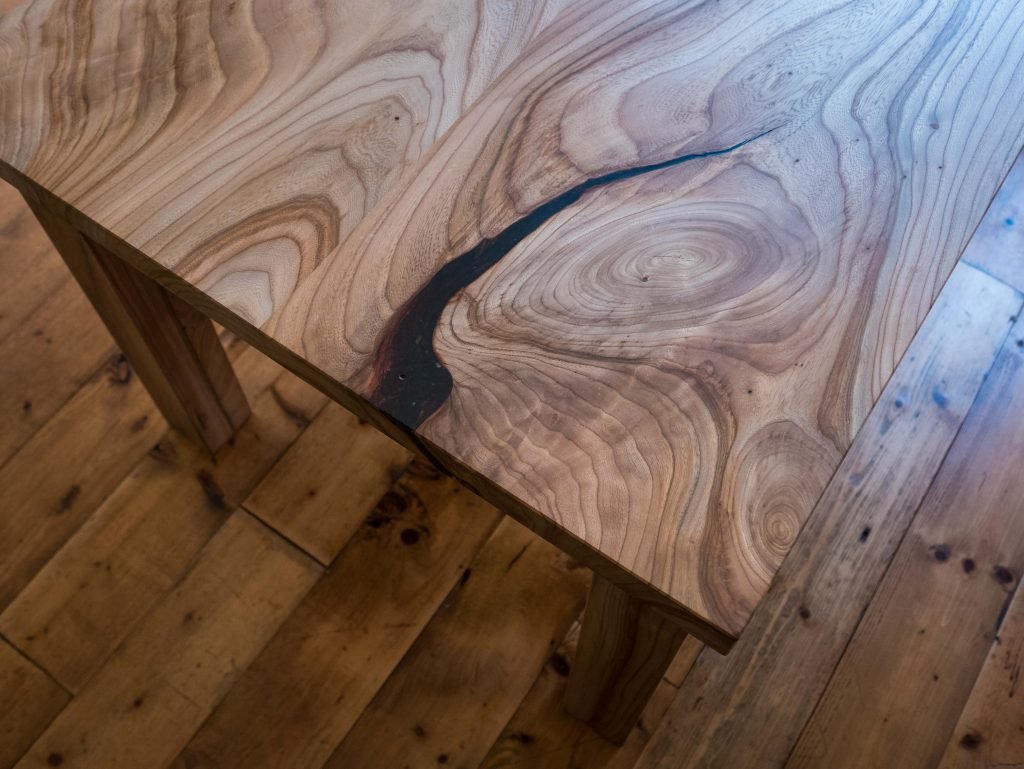 Houten tafelblad van notenhout met donkere harsinleg